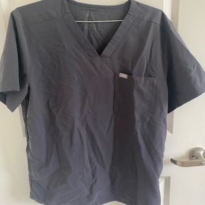 FIGS men’s three pocket scrub top